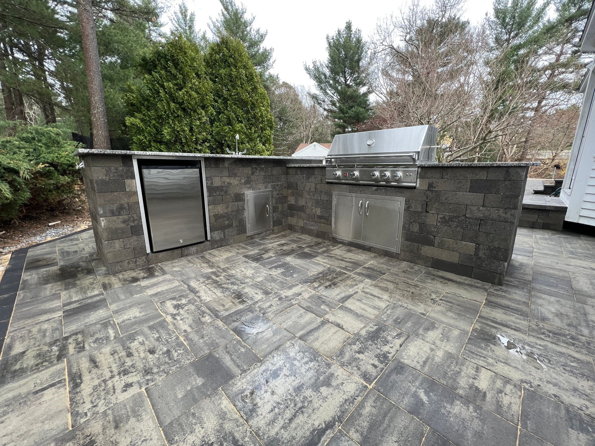 there is a grill in the middle of the patio.