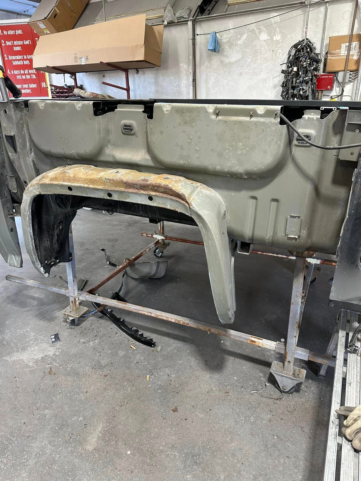 A piece of metal is sitting on top of a metal stand in a garage.