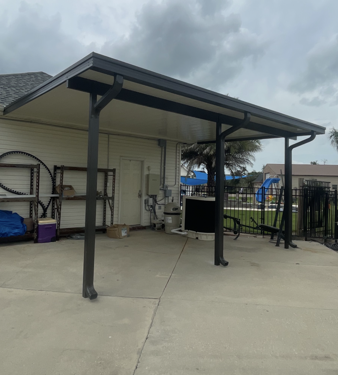A building with a covered area in front of it.