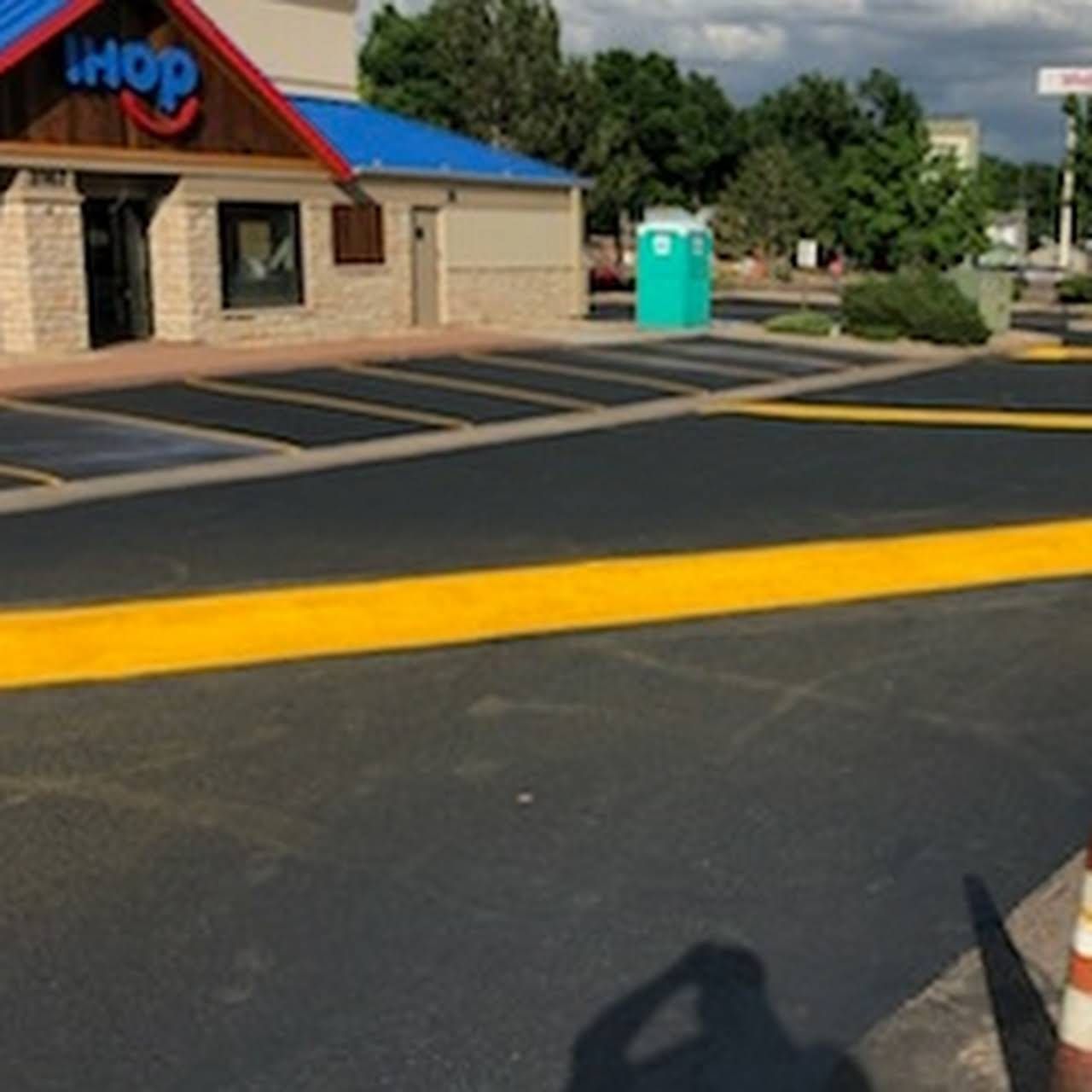 A ihop restaurant with a blue roof and yellow curbs