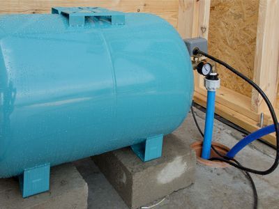 Water tank equalizing the pressure in a small home installation
