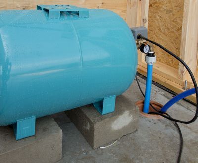Water tank equalizing the pressure in a small home installation