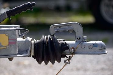 A close up of a trailer hitch on a trailer.