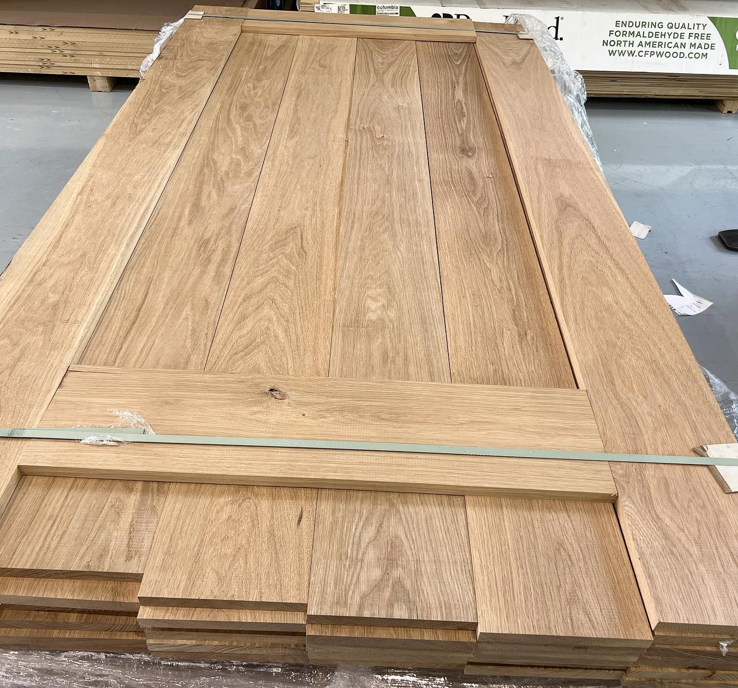 A large piece of wood is sitting on top of a pallet.