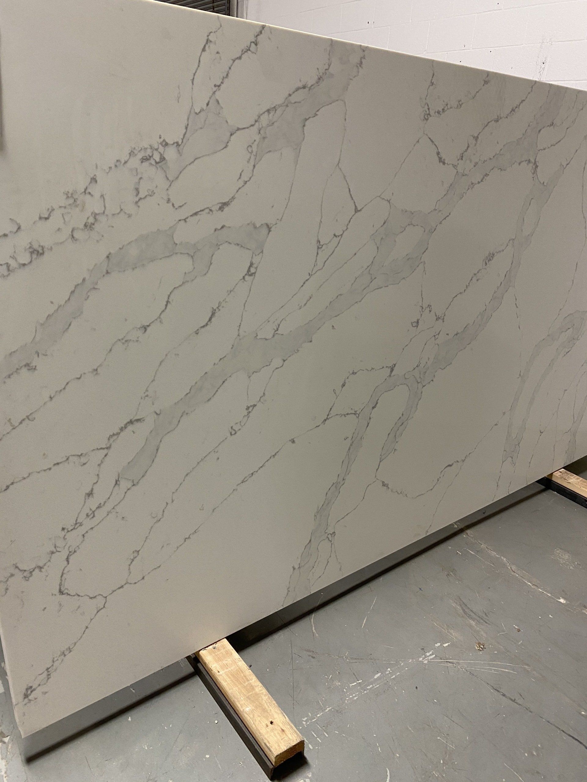 A large slab of marble is sitting on top of a wooden pallet.