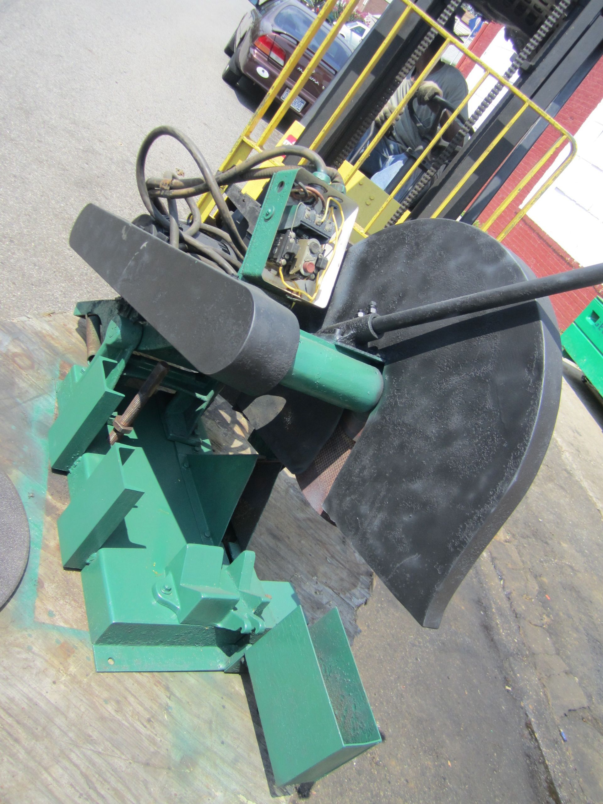 A green and black machine is sitting on the ground