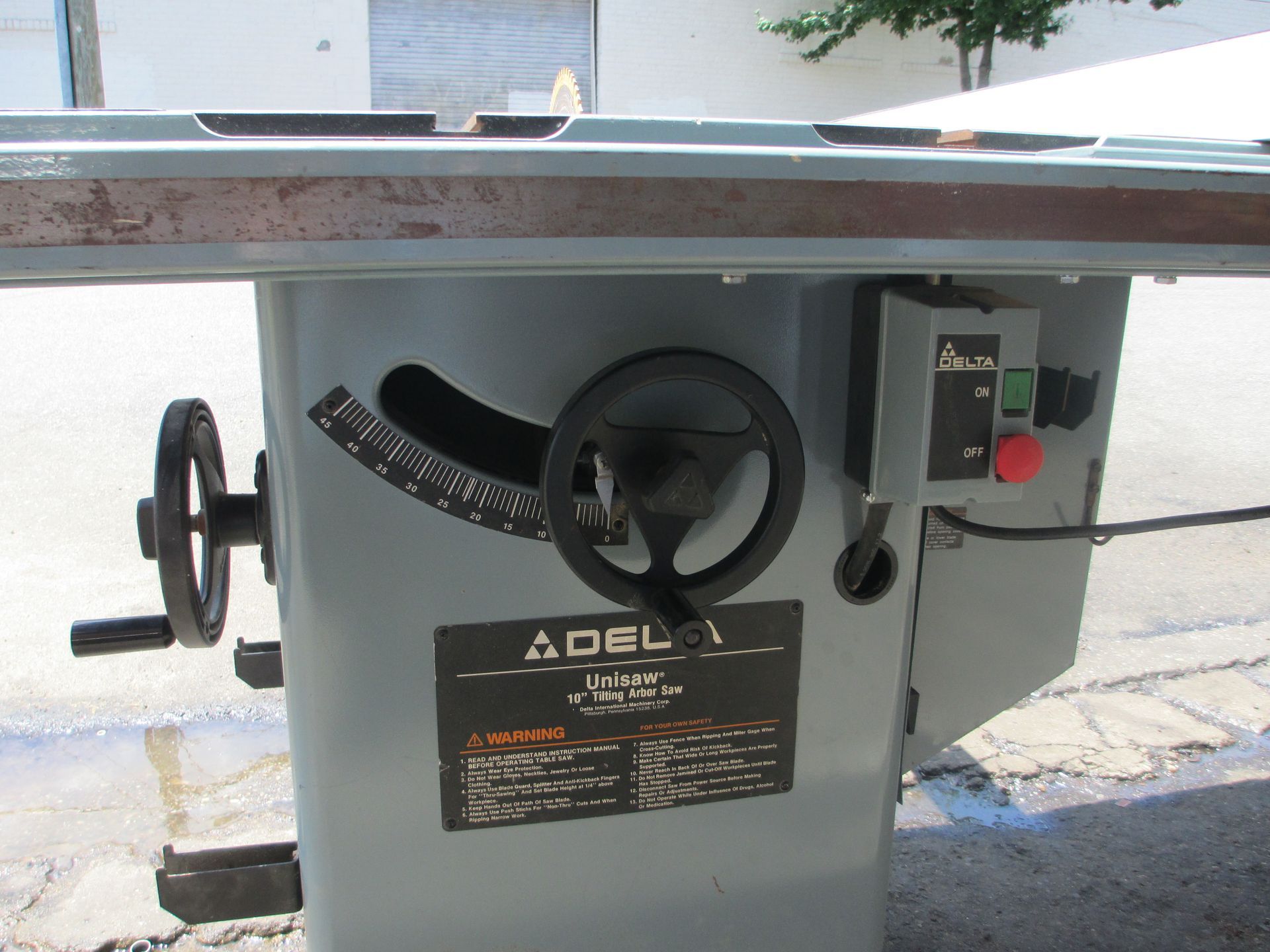 A table saw with a label that says adel on it