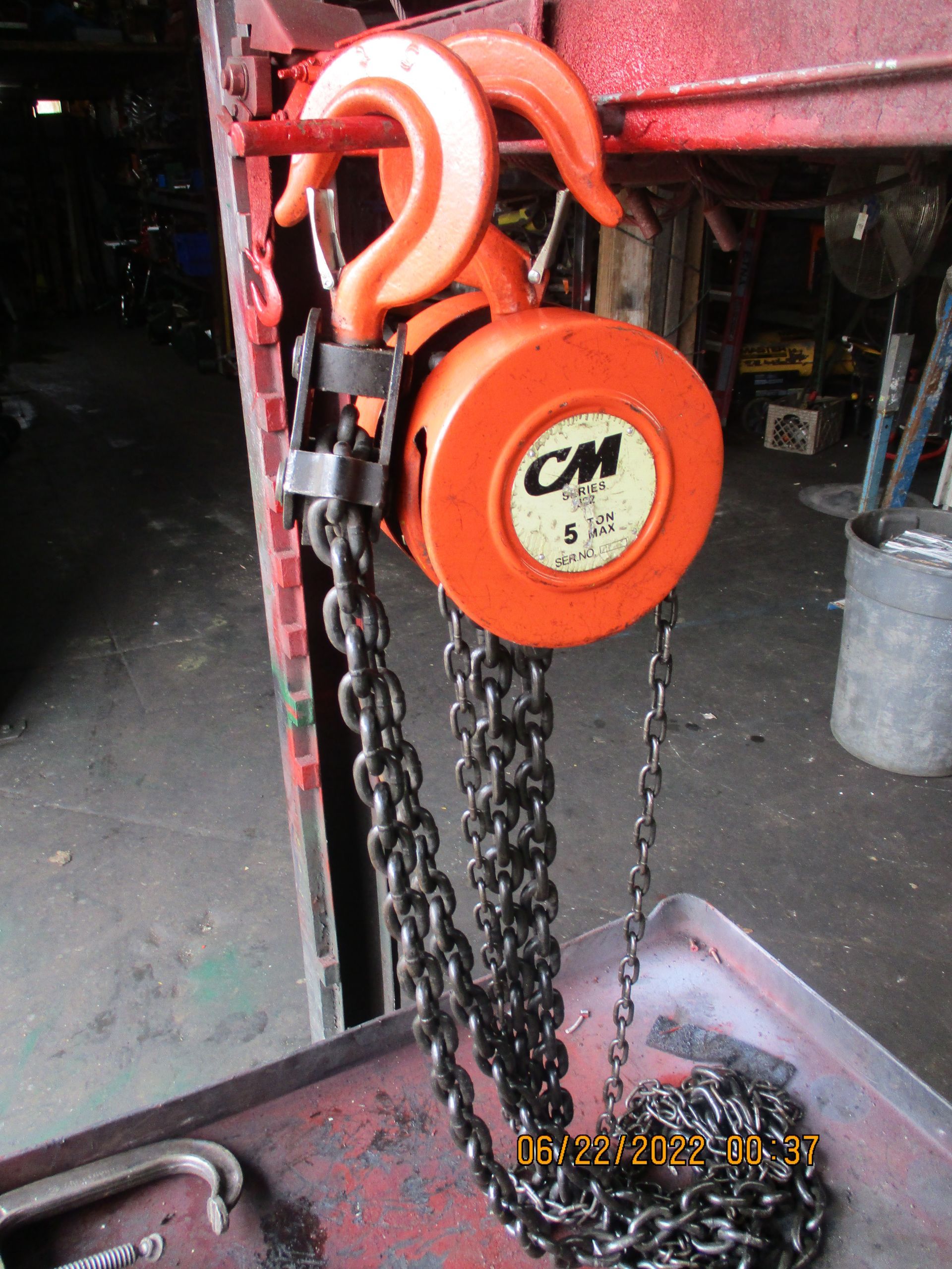 A cm chain hoist with a chain attached to it
