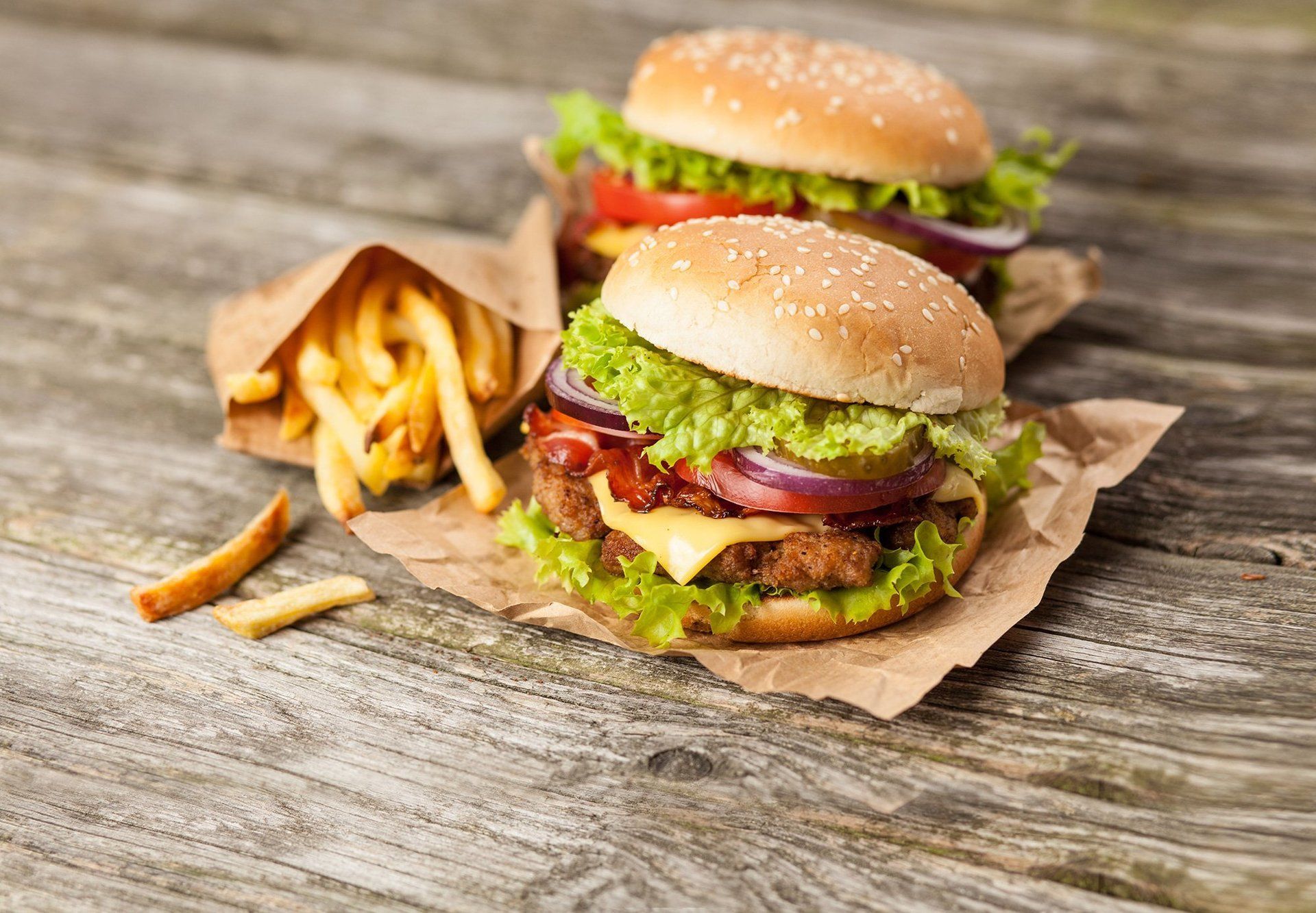 Cheeseburger with lettuce and tomatoes with french fries 