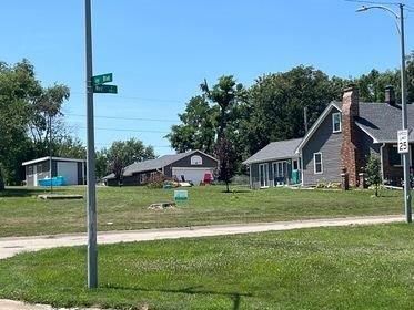 A row of houses are sitting on a lush green field.
