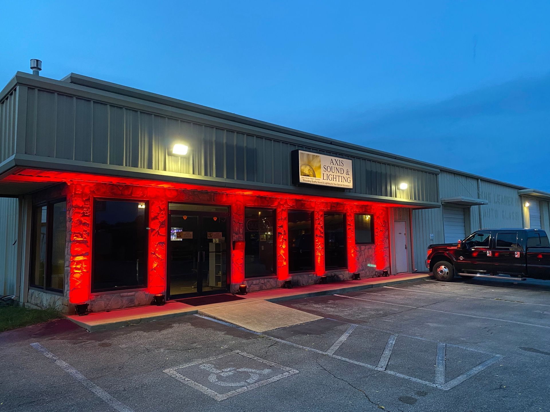 Lighting installation for commercial building