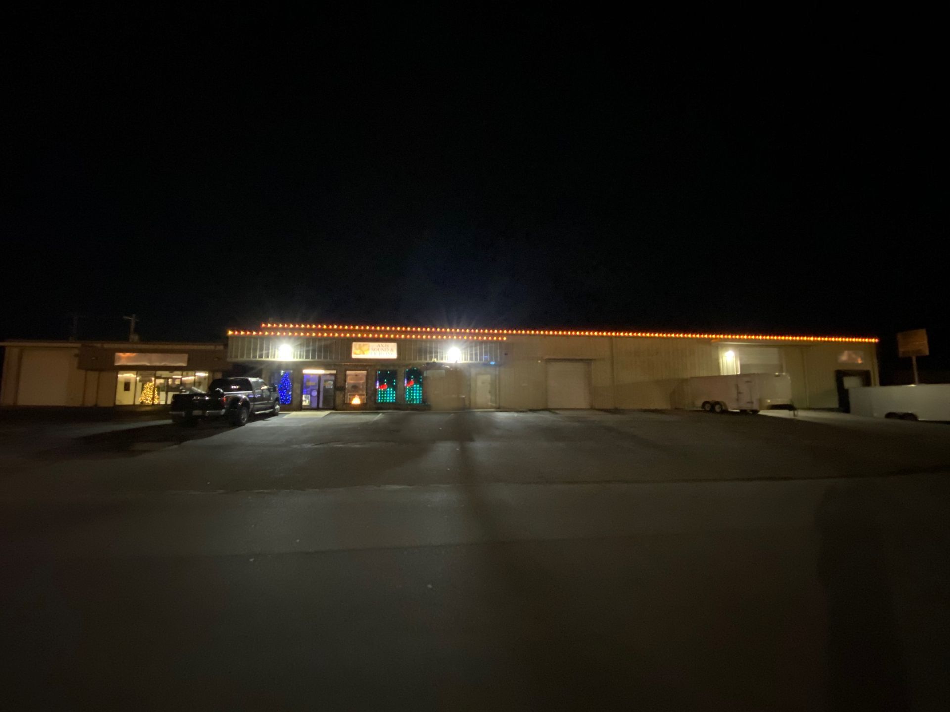 Lighting installation for commercial building