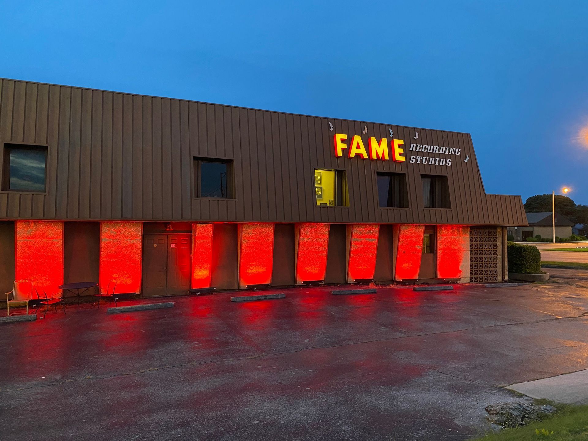 Lighting installation for commercial building