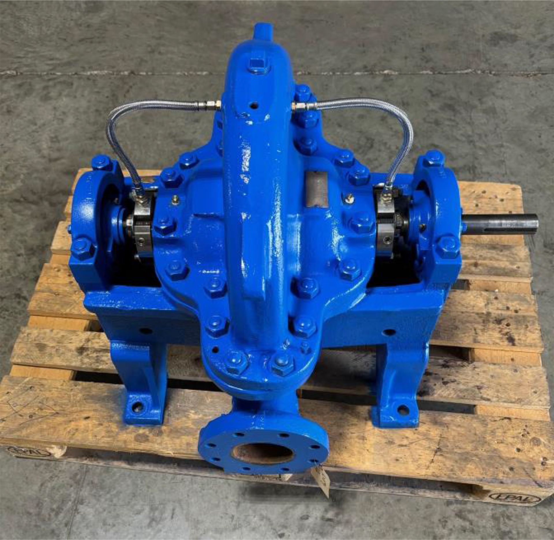 Blue pump is sitting on a wooden pallet