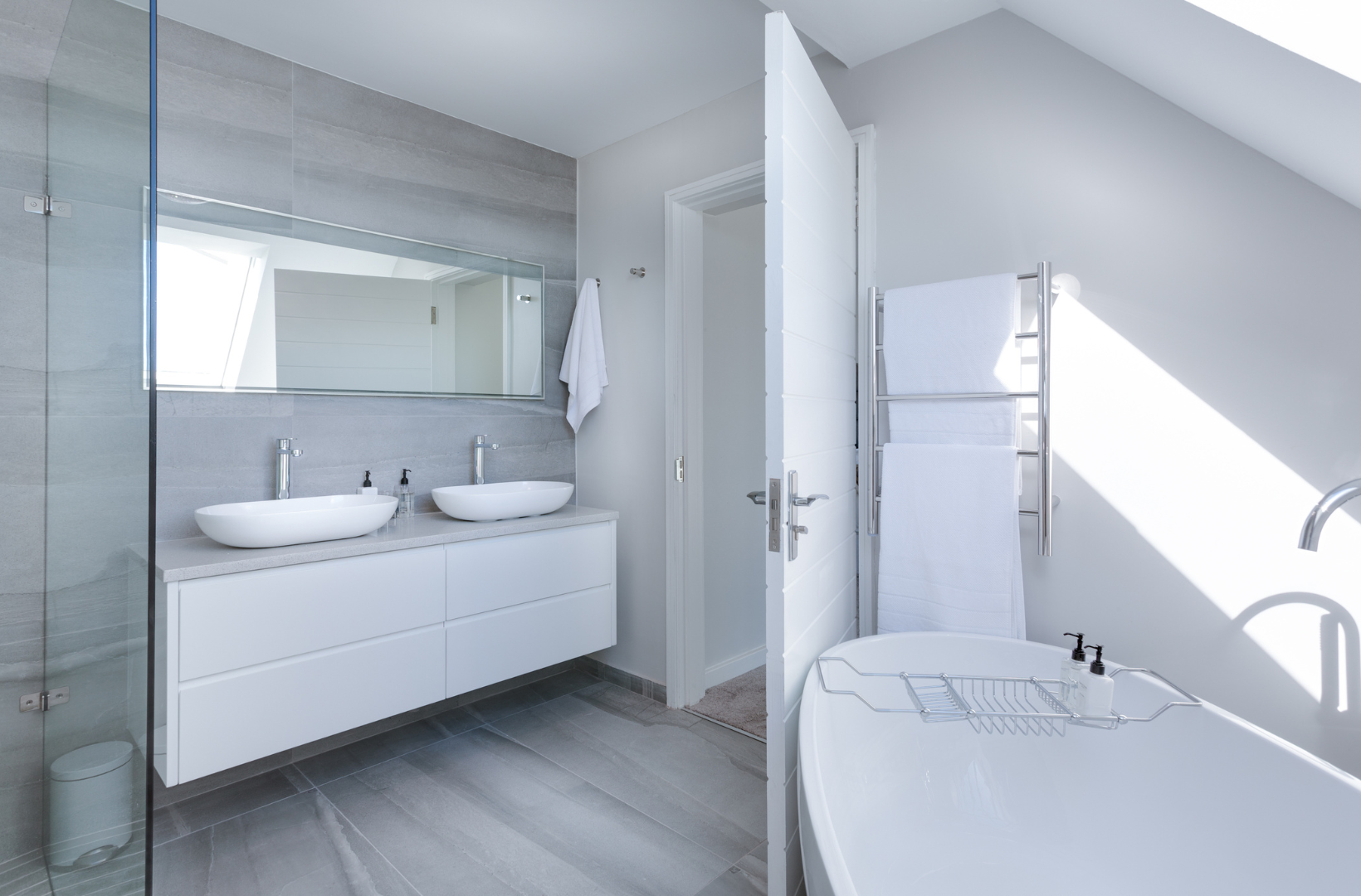 A bathroom with two sinks and a bathtub