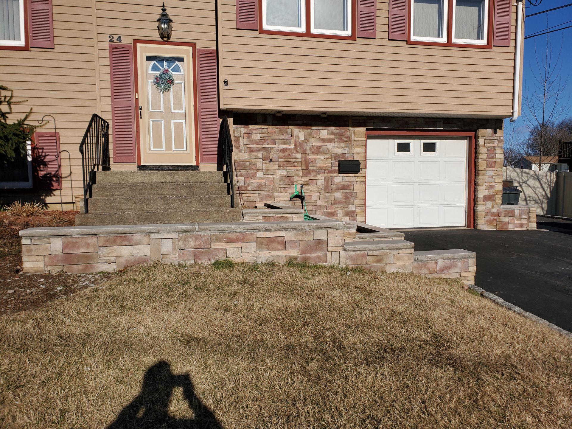 Concrete retaining wall