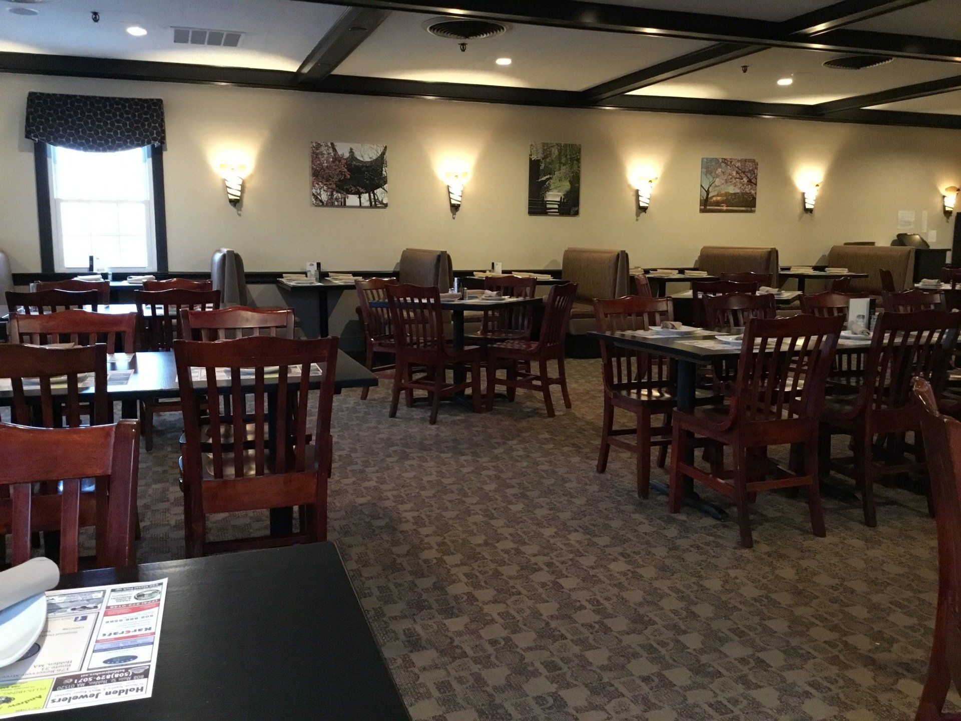 A large dining room with tables and chairs