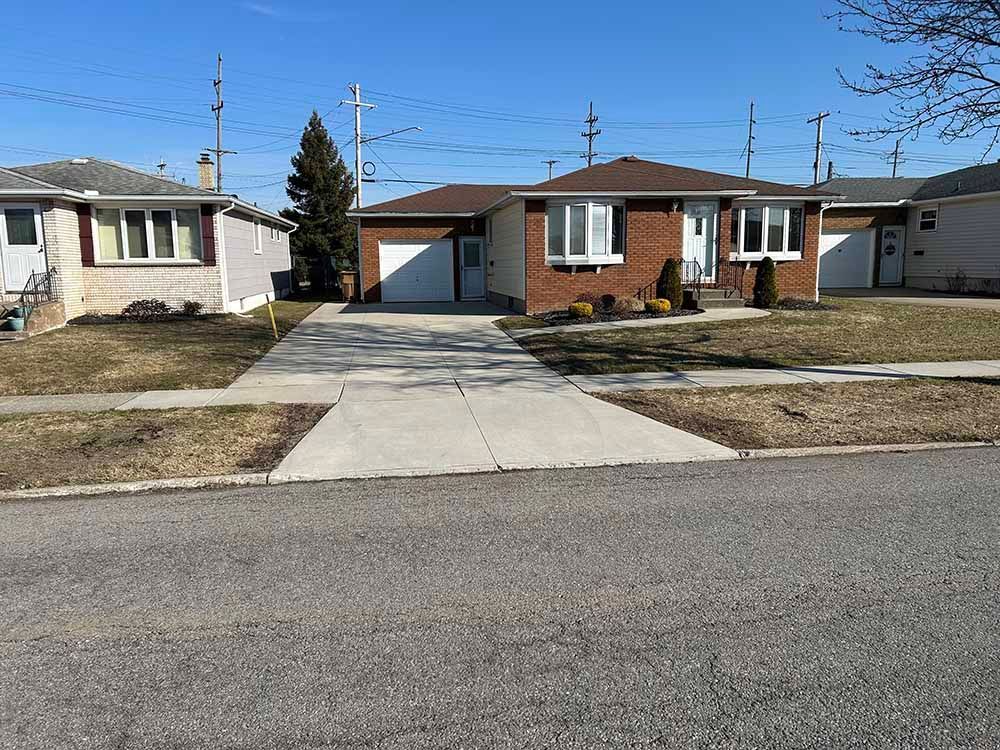 A row of houses are sitting next to each other on a residential street.
