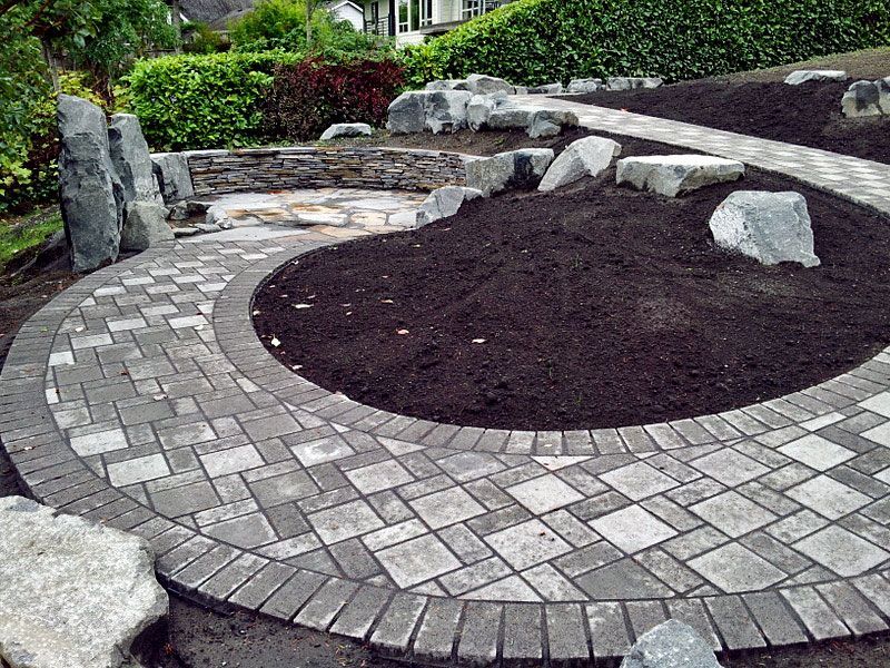 there is a circular walkway in the middle of the garden