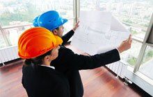 Electrician discussing project