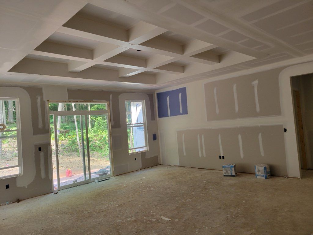 An empty room with a ceiling that has a lot of squares on it.