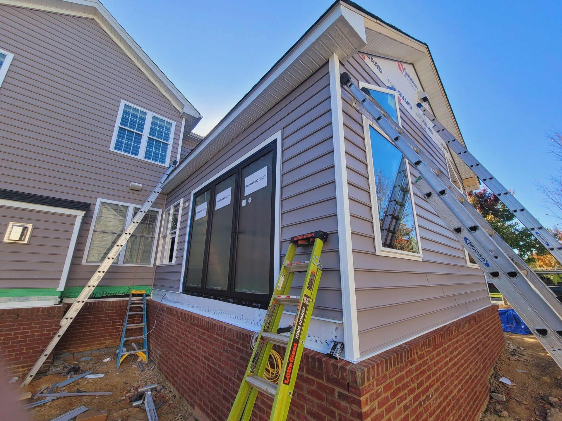 A ladder is sitting on the side of a house.