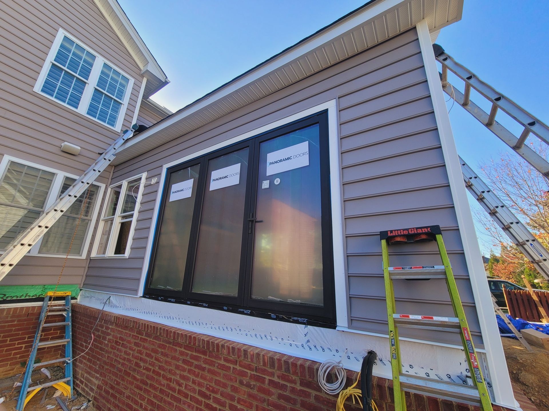A ladder is sitting on the side of a house.