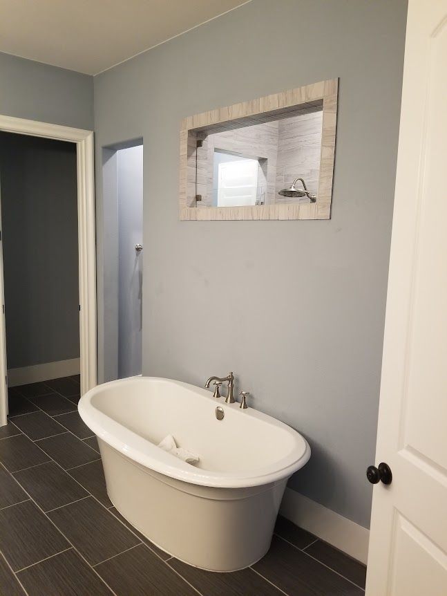 A bathroom with a bathtub