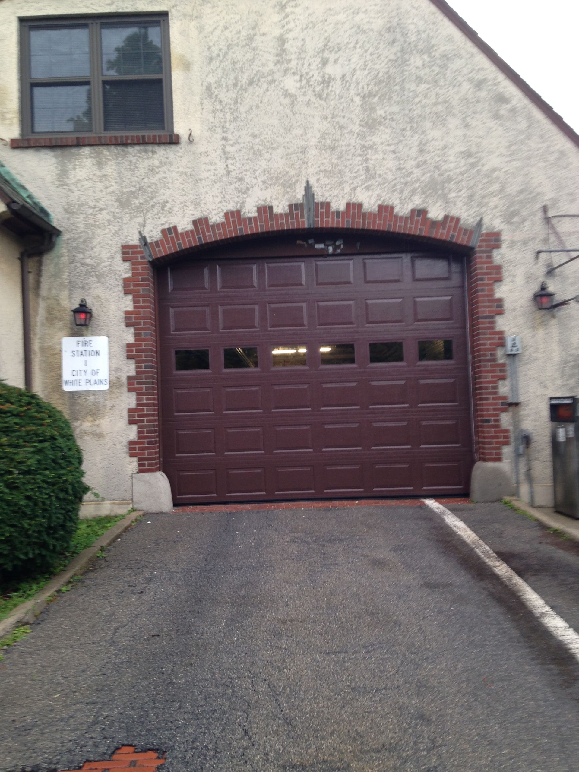 A garage door with a sign that says no parking