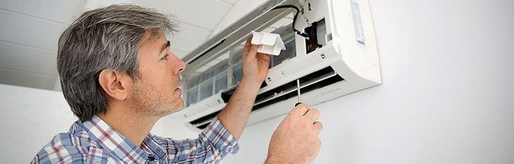 Man repairing the air conditioning unit