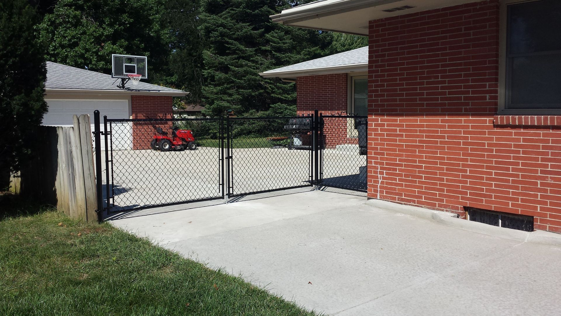 Chain Link-Double Drive Gate
