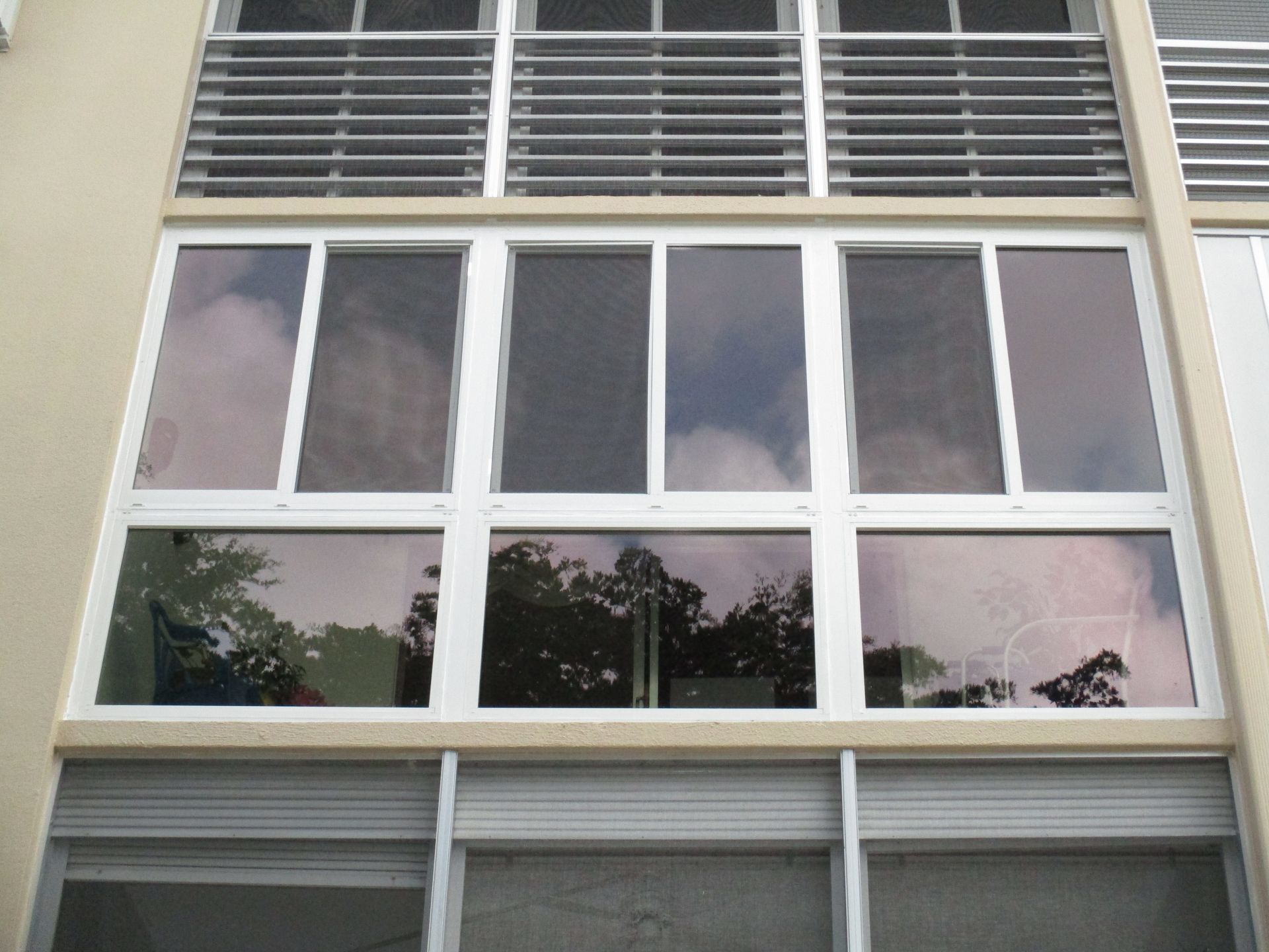 A building with a lot of windows and a reflection of the sky