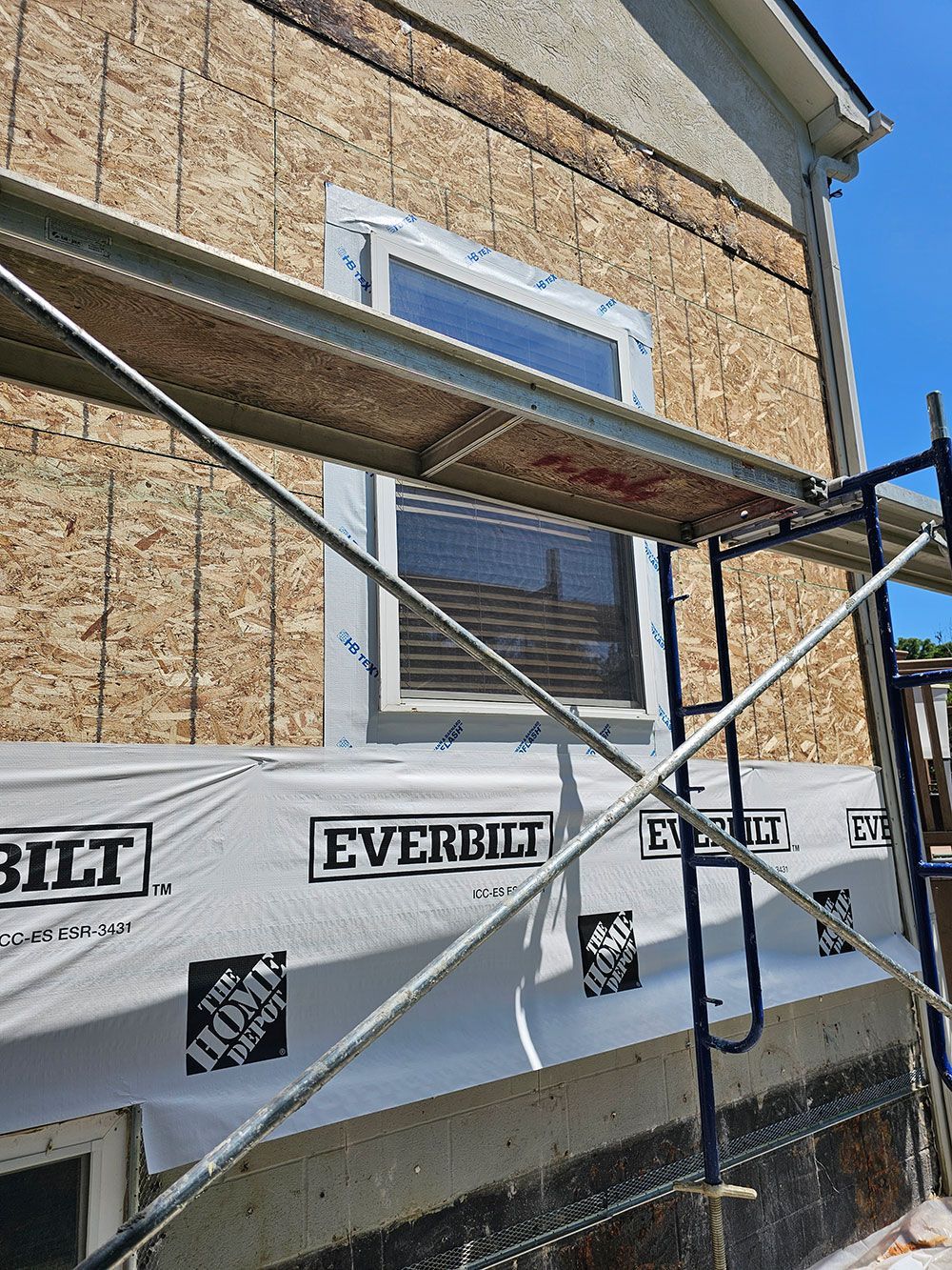 A scaffolding is sitting on the side of a house
