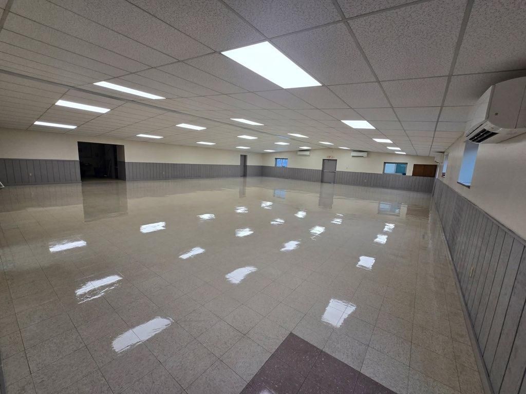 A large empty room with a lot of lights on the ceiling.