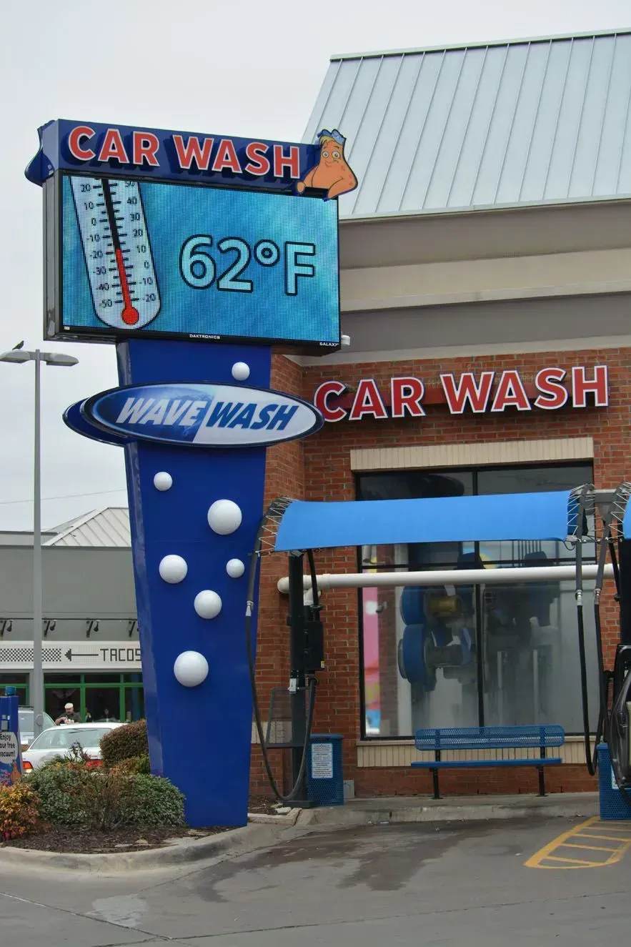 Wave Wash car wash sign with temperature of 62°F.