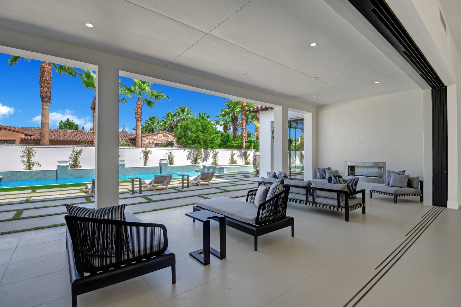 Covered back patio to pool