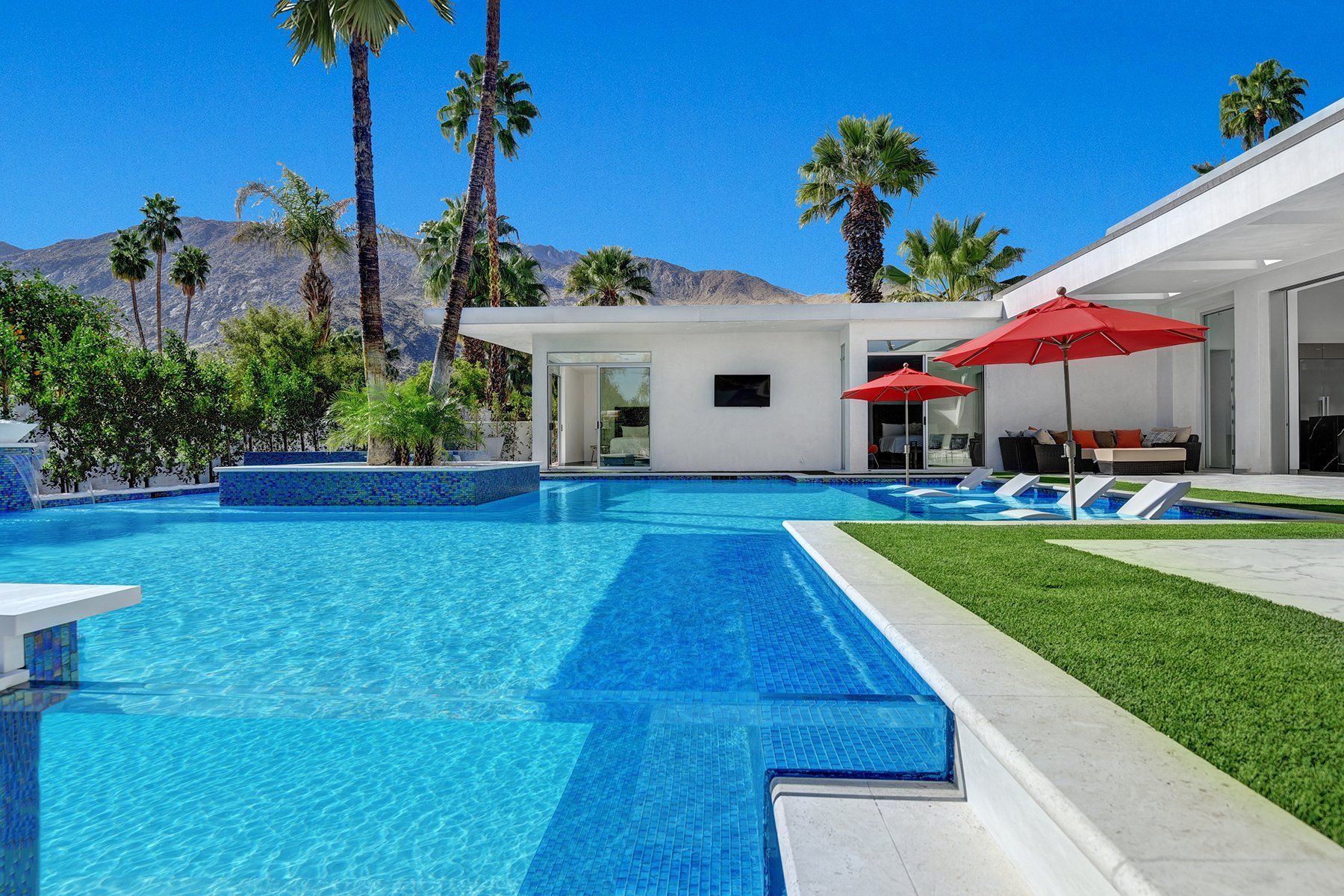 Glass side pool to mountains