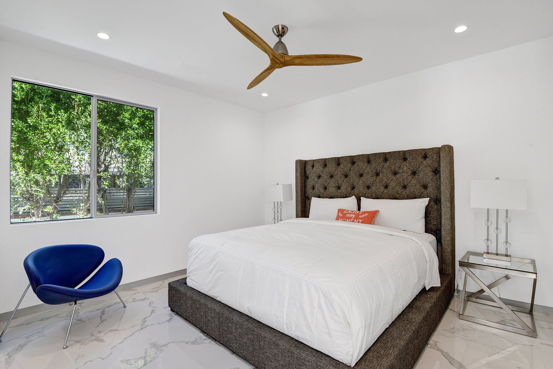 Middle guest bedroom