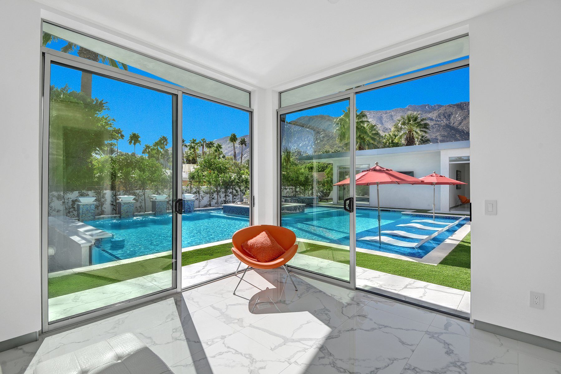 Mini master to pool and mountains