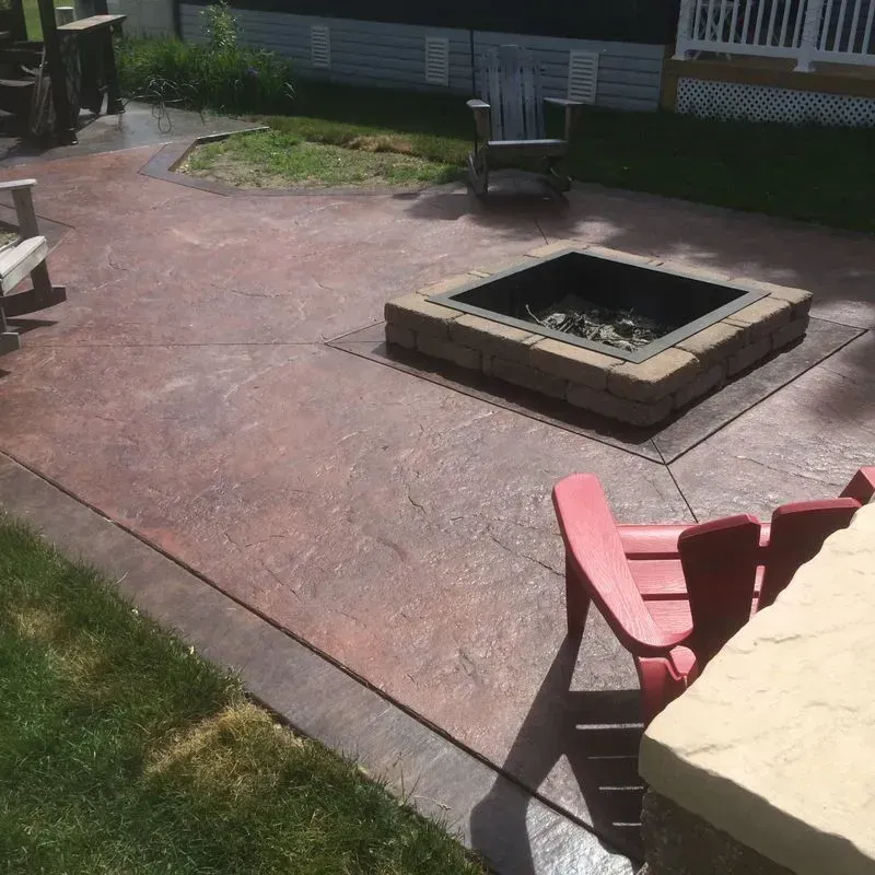 A fire pit is in the middle of a patio