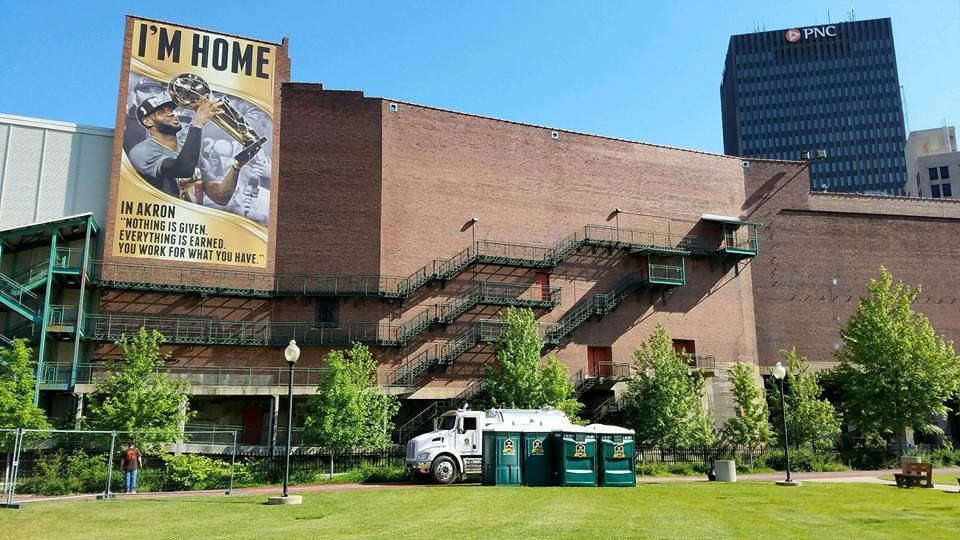 A large building with a sign that says i 'm home