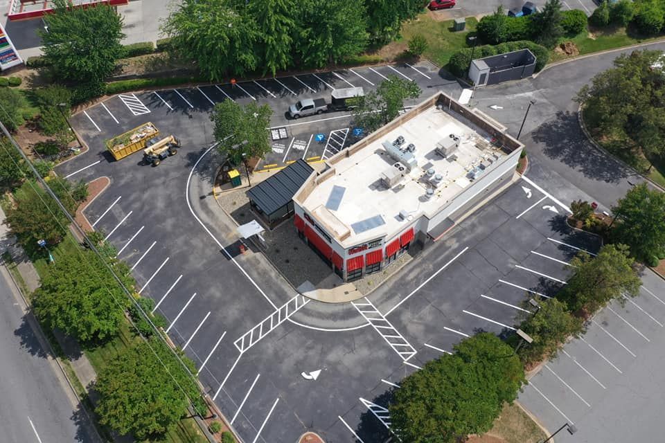 An aerial view of a fast food restaurant in a parking lot