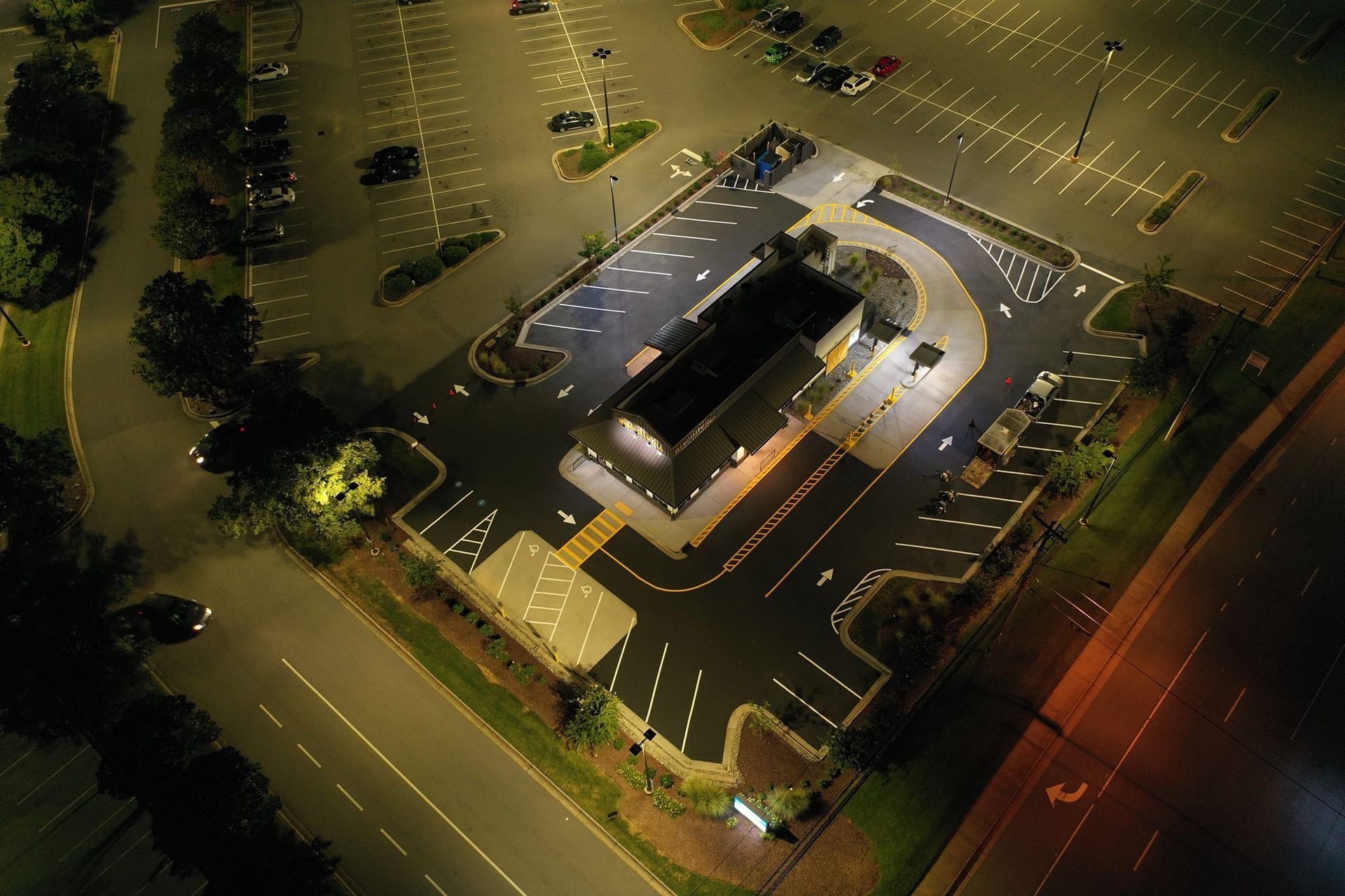An aerial view of a fast food restaurant at night.