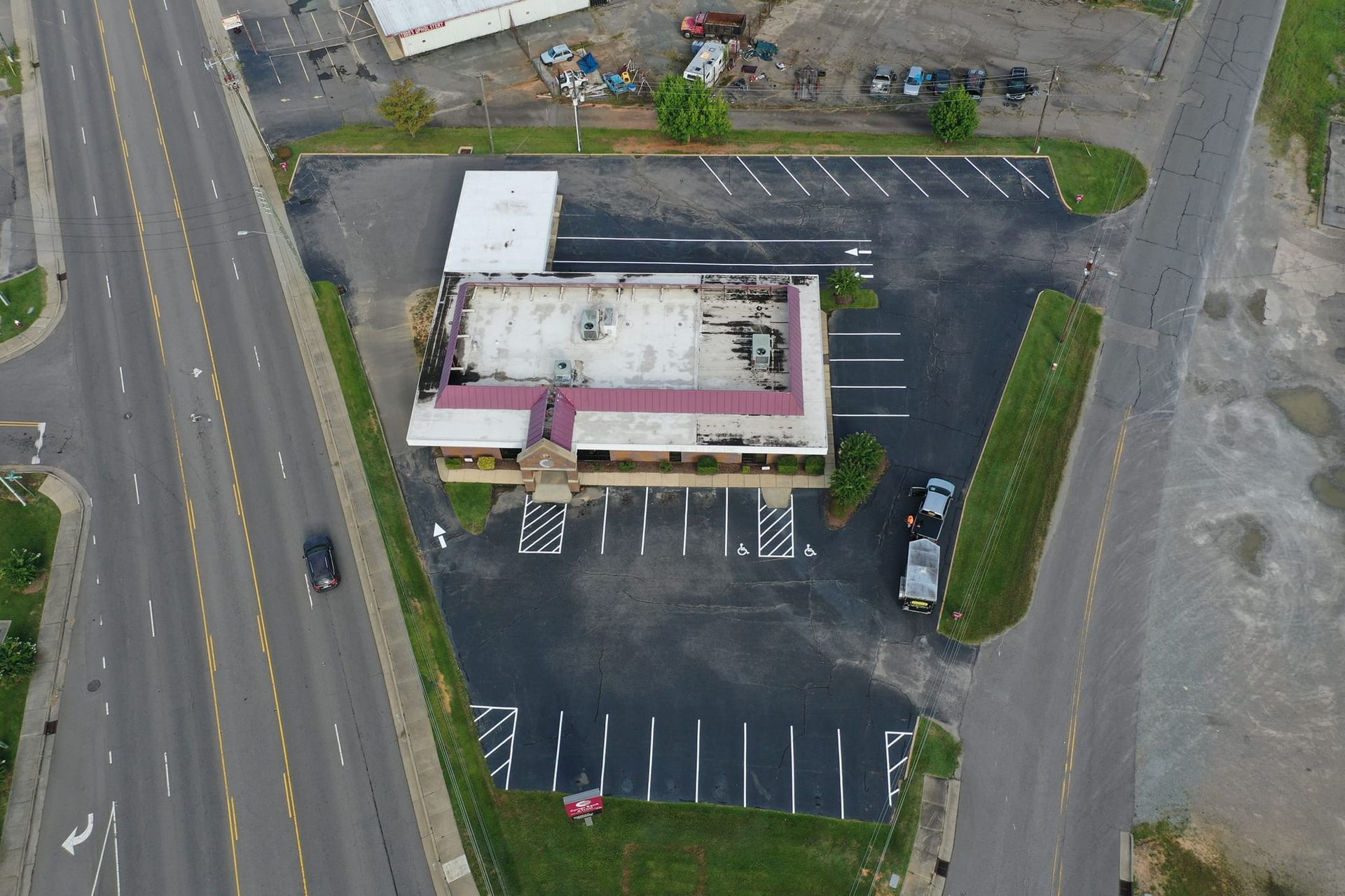 An aerial view of a fast food restaurant and parking lot