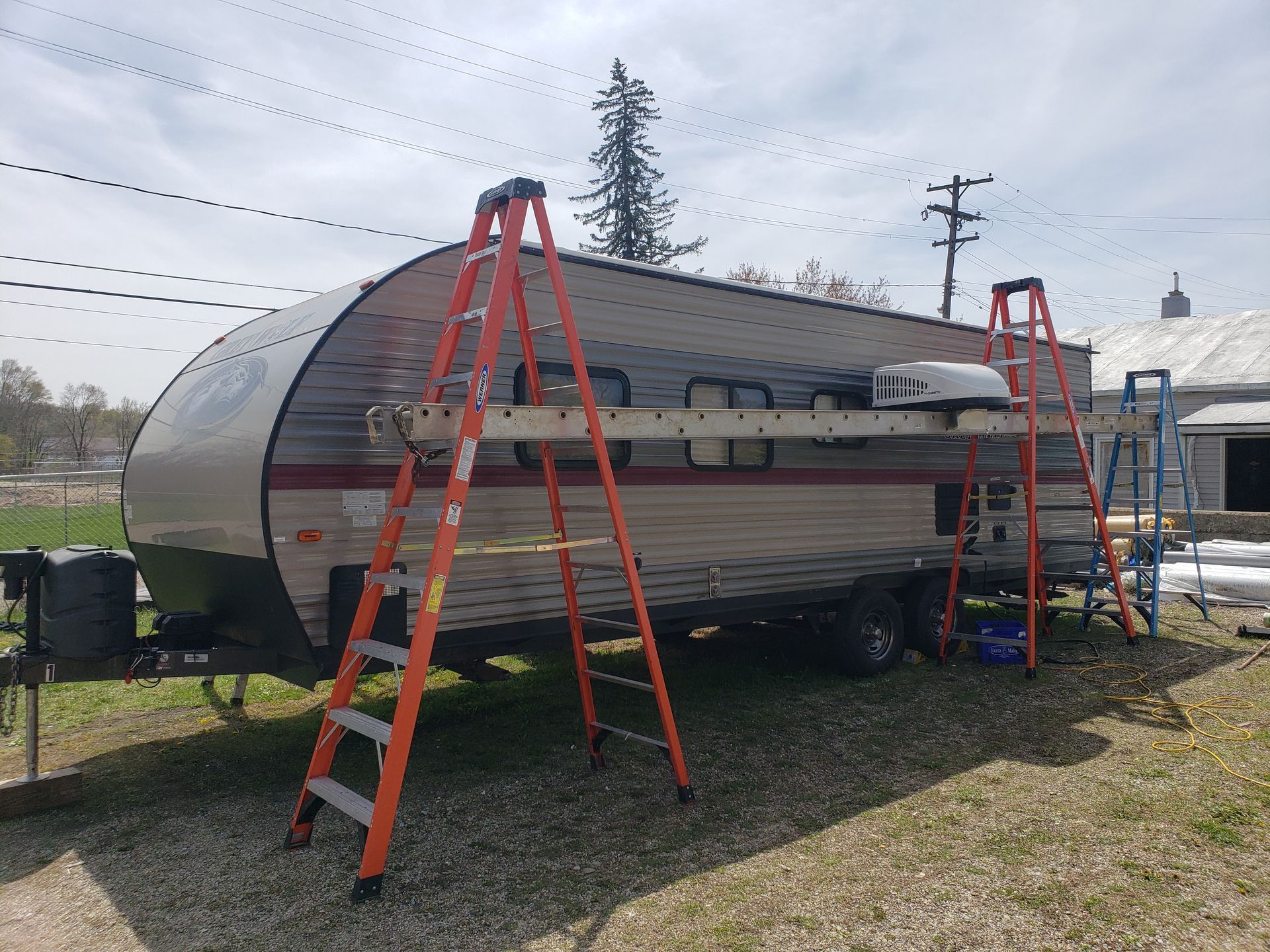 A ladder is sitting on top of a trailer.