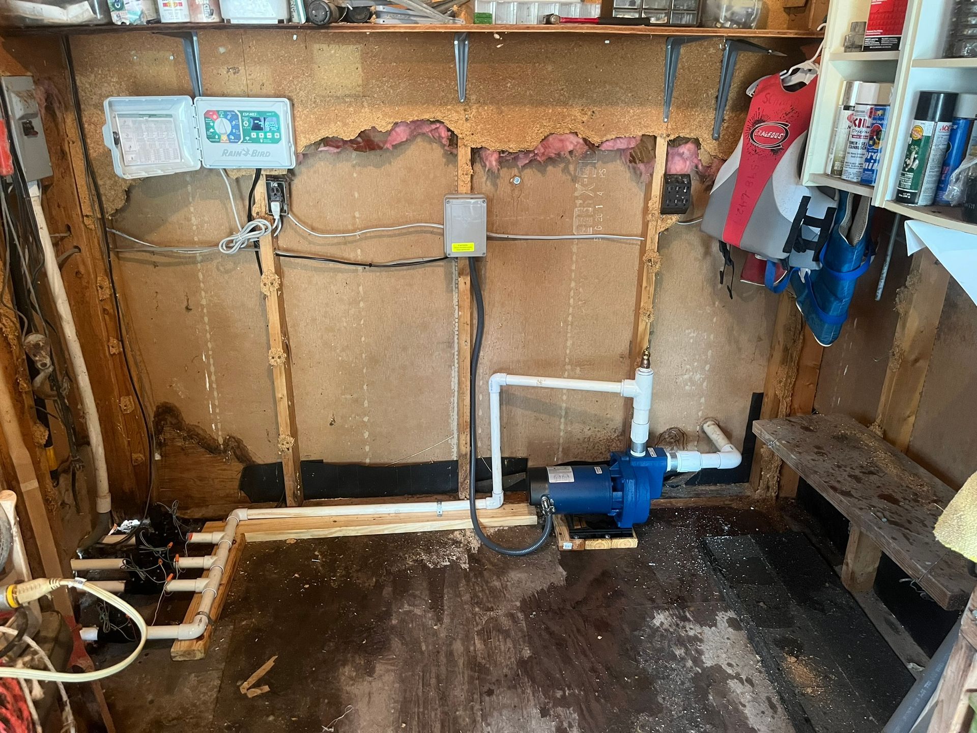 A room with a water pump in the middle of it.