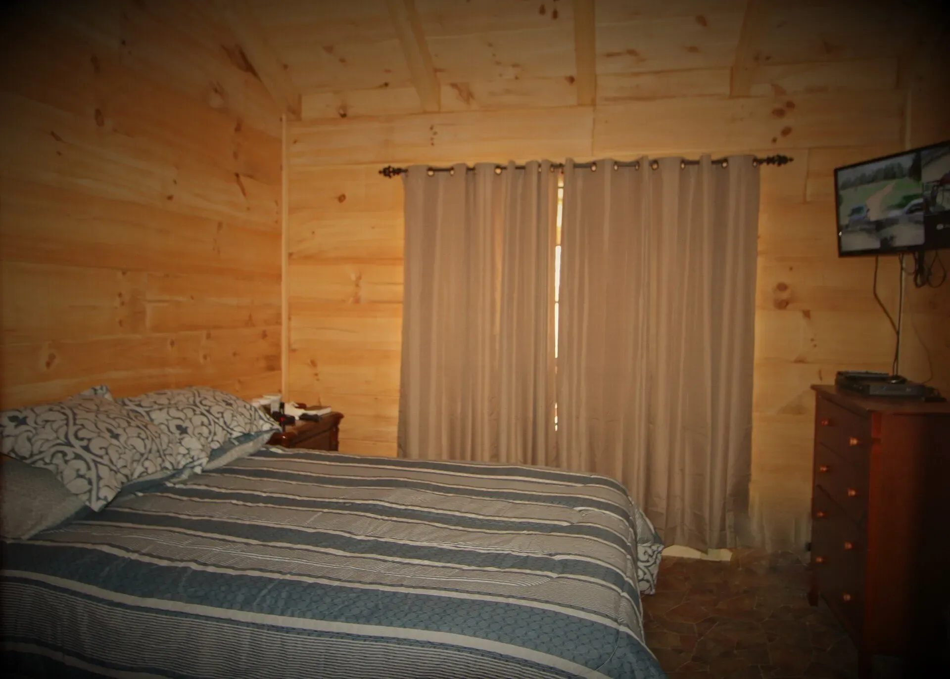 log house bed room