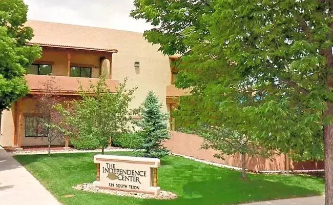 A building with a sign in front of it that says the independence center