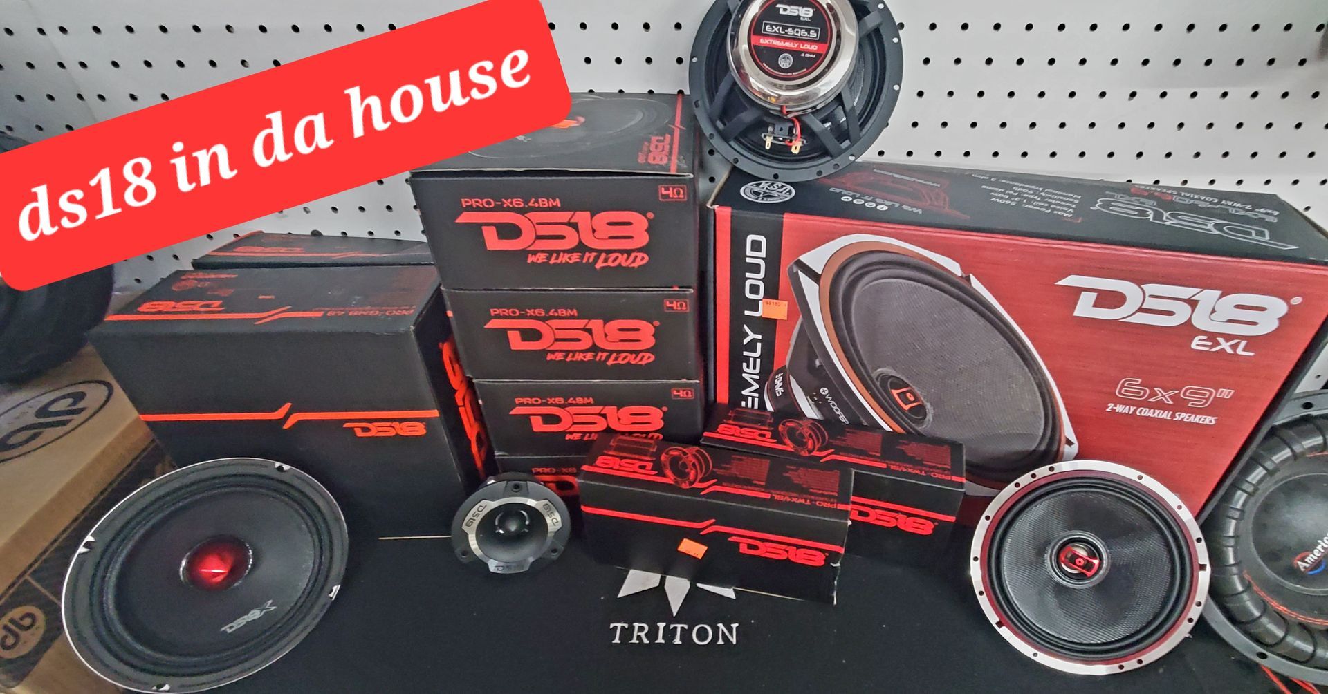 A bunch of DS18 speakers are sitting on a table