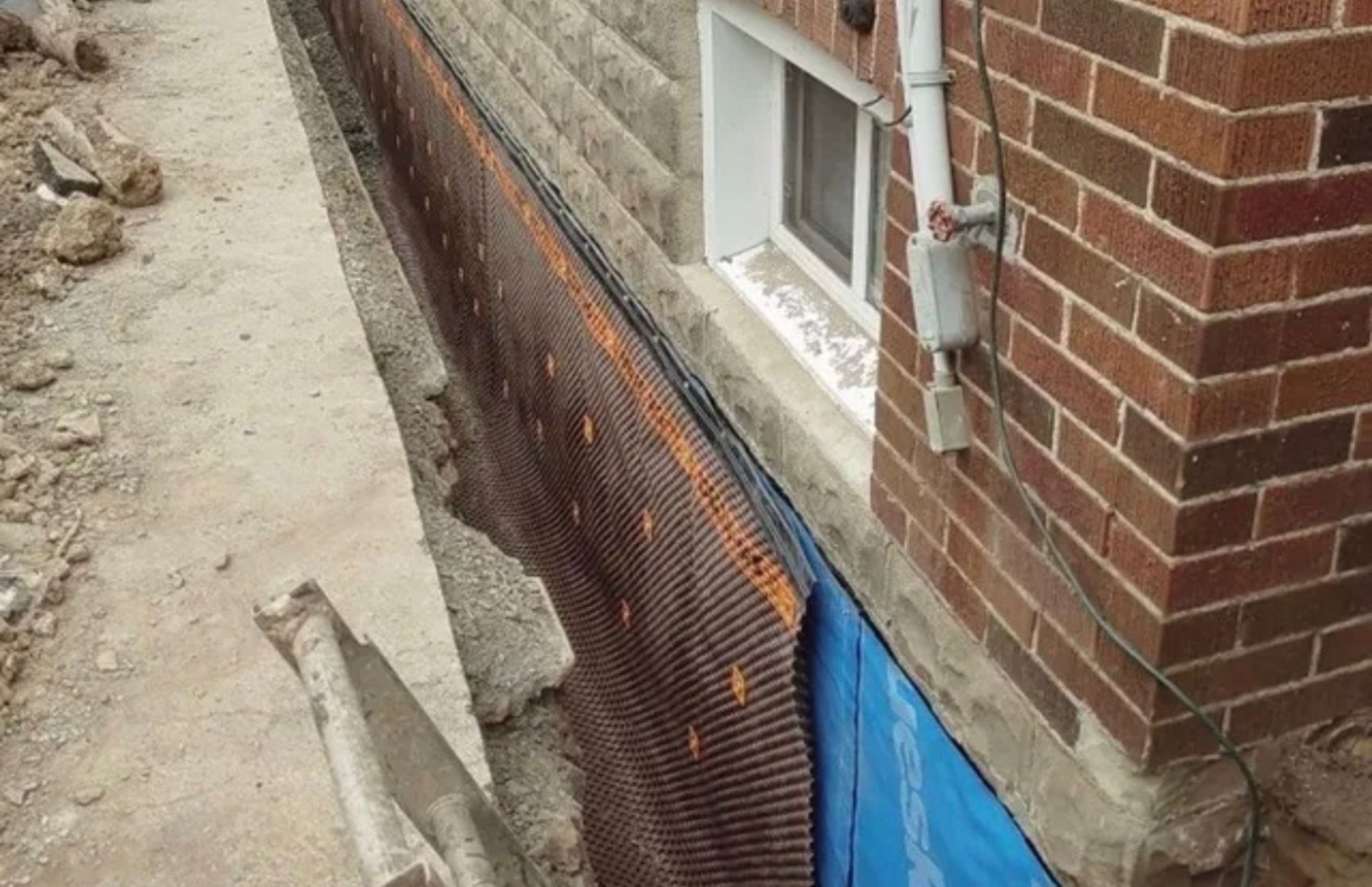 A living room with a couch, fireplace and television.